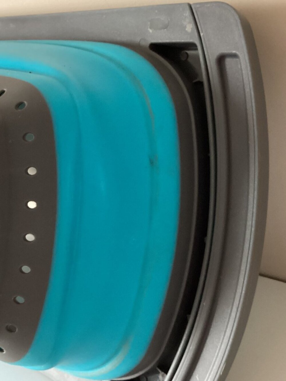 Expandable Collapsible Silicone Kitchen Colander Strainer Rests Over The Sink - Picture 8 of 9
